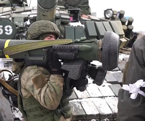 Hình ảnh lính Nga chuyển tên lửa Mỹ, tăng Ukraine cho vùng ly khai