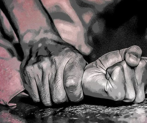 Đi làm về không thấy vợ mở cửa, người đàn ông tìm cách nhìn vào bỗng phát hiện thi thể trong tình trạng khỏa thân, hé lộ tội ác chấn động