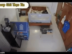 Tên trộm ngang nhiên mở cửa phòng ngủ gia chủ giữa đêm và tình huống giáp mặt khiến đôi vợ chồng kinh hãi