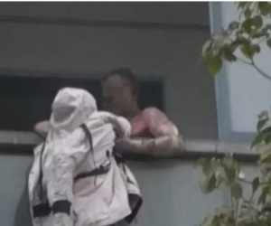 Xúc động trước cảnh tượng như trong phim: Chồng giữ chặt vợ trên ban công dù lửa cháy rừng rực sau lưng