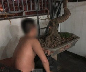 Người đàn ông ngồi thừ trên sân thượng đêm hôm, vợ lên tìm liền xanh mặt khi thấy thứ này