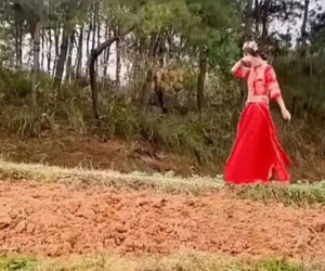 Cô dâu khóc chạy bộ 5km đến nhà chú rể, chuyện tình bi kịch vì sính lễ