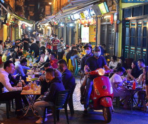 Hàng quán Hà Nội nhộn nhịp trong ngày đầu được mở cửa sau 21 giờ đêm