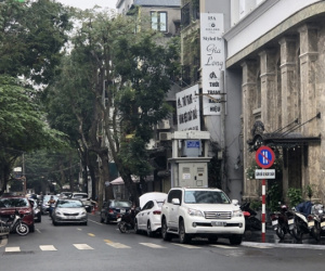 Vỉa hè, lòng đường ở Thủ đô lộn xộn, nhếch nhác vì những vi phạm dừng đỗ, trông giữ xe
