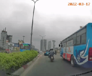 Clip ghi lại khoảnh khắc thanh niên đi xe máy phanh gấp, ngã nhào trước đầu xe buýt khiến người xem thót tim