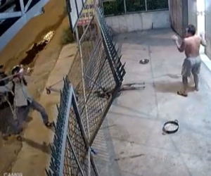 Clip: Trộm chó bị phát hiện, hung hăng chĩa súng dọa bắn chủ nhà