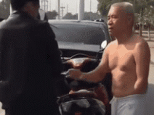 Người đàn ông khuyết tật 'múa võ', giơ tay tát thẳng mặt nam thanh niên sau va chạm giao thông