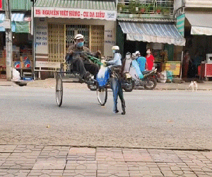 Người đàn ông và cỗ xe 'ngựa máy' gây sốt MXH thời 'bão giá'