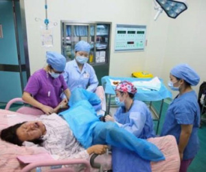 Con dâu sinh khó, mẹ chồng lại trốn về nhà rồi hôm sau tới bệnh viện, thế nhưng biết sự thật mọi người đều phải rơi lệ