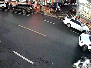 Hơn 30 người hốt hoảng nâng chiếc xe giải cứu bé gái bị mắc kẹt