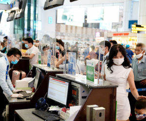 Giá xăng tăng cao: Hàng không kêu cứu, đòi tăng giá vé
