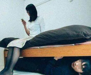Nghi vợ ngoại tình, chồng 'giăng bẫy', trốn dưới gầm gường bắt gian, kết cục nhận lại thảm thương