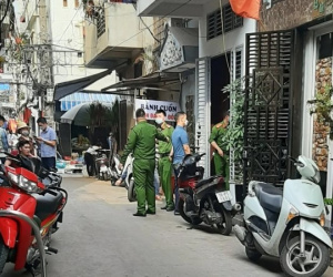 Bố dùng búa đánh liên tiếp vào đầu con trai đang ngủ
