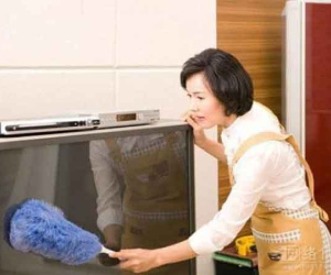 Nửa đêm thức giấc pha sữa cho con, tôi bất ngờ phát hiện sự thật bất ngờ về cô giúp việc bao năm