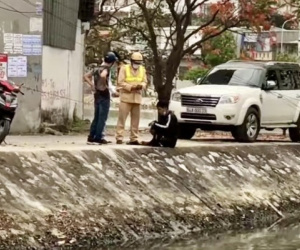Tên cướp đang bơi qua hồ thoát thân, gặp ngay CSGT chặn đầu