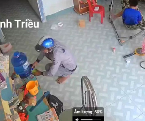 Thản nhiên vào nhà ăn cắp 20.000 đồng còn không ngừng dặn dò bé trai: 'Ở nhà trông nhà đi chứ con'
