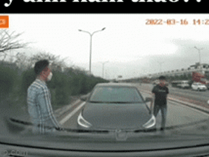 Đi ngược chiều, người đàn ông lên giọng, hất hàm hỏi tài xế: 'Ý anh làm sao?'