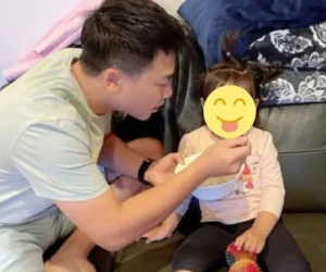 Bạn trai cũ Hoà Minzy bất ngờ khoe khoảnh khắc chăm sóc ân cần, tỉ mỉ một nhóc tỳ lạ mặt