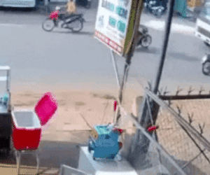 Sau cú đâm kinh hoàng vào đầu xe tải, 2 thanh niên say rượu bị hất văng xuống đường, nằm bất tỉnh tại chỗ