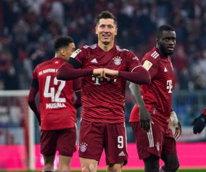 Lewandowski đi vào lịch sử, Bayern ngắt mạch hòa ở Bundesliga