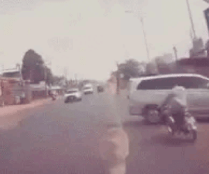 Khoảnh khắc kinh hoàng: Phóng xe tốc độ cao lao vào đuôi ô tô, thanh niên bị hất văng ra xa, nằm bất động