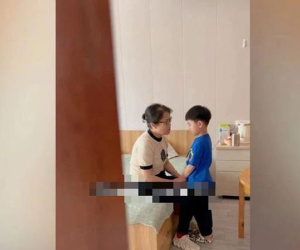 Con dâu đứng ngoài cửa nghe lén mẹ chồng dạy cháu nội mà rơi nước mắt