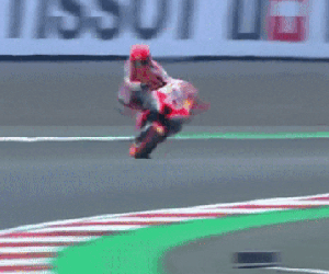 Video: Huyền thoại đua xe MotoGP gặp tai nạn kinh hoàng, bị hất văng lên không trung và điều không tưởng đã xảy ra