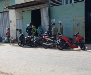Nhà cháy sau tiếng nổ rơi cửa kính, người đàn ông quần áo cháy sém thoát ra ngoài
