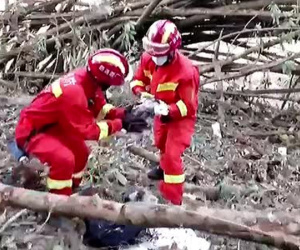 Những hình ảnh từ đội cứu hộ đầu tiên đến hiện trường vụ rơi máy bay ở Trung Quốc