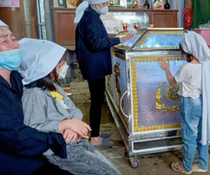 Vừa sạc vừa dùng điện thoại, người phụ nữ tử vong thương tâm để lại 2 con nhỏ