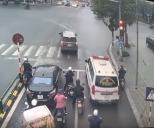Vụ ô tô vượt đèn đỏ khi nhường đường cho xe cứu thương gây tranh cãi: CSGT phạt lỗi gì?