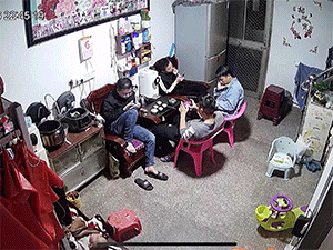 Đang mải chơi game, ông bố vẫn kịp đỡ con trai khỏi ngã trước sự ngỡ ngàng của mọi người