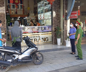 Nam thanh niên cướp tiệm vàng, về đưa mẹ 500.000 đồng rồi cho người yêu 2 triệu