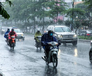 Không khí lạnh tràn về: Hà Nội hứng mưa to, chuyển rét 16 độ