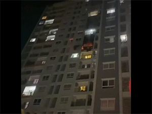 Video: Người dân bất lực chứng kiến hai mẹ con nhảy từ tầng 10 trong vụ hỏa hoạn chung cư Carillon 5