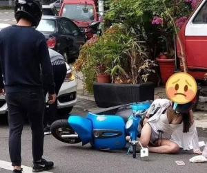 Đi xe máy mặc đồ hở toang hoác, gái đẹp ngã sấp mặt hở nội y