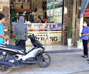 Lời khai bất ngờ của nghi phạm cướp tiệm vàng về đưa mẹ 500k, cho người yêu 2 triệu đồng