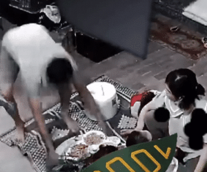Clip gây phẫn nộ: Chồng hung hăng hất cả mâm cơm vào người vợ và 3 con nhỏ, quát lớn 'mày với ai?'