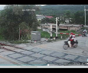 Video: Băng qua đường sắt khi tàu đang đến, thanh niên gặp tai nạn thương tâm