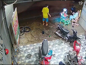 Dân mạng ngạc nhiên với ông chủ tiệm xe: Không chỉ sửa xe mà còn biết cứu hộ cứu nạn, thậm chí thuần thục nhất là cứu hỏa