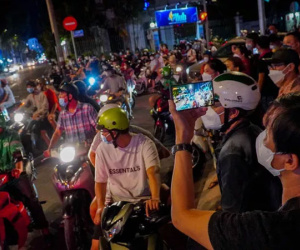 Đám đông vây quanh nhà bà Nguyễn Phương Hằng xuyên đêm