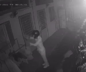 Clip: 'Soái ca sơ mi trắng' xuất hiện trước xóm trọ lúc nửa đêm, hành động sau đó khiến tất cả ngỡ ngàng