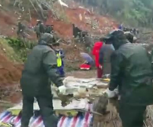 Video: Lực lượng cứu hộ thu gom những mảnh vỡ đầu tiên tại hiện trường máy bay rơi ở Trung Quốc