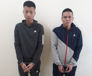2 thanh niên đi xe máy bất ngờ nổ súng vào tiệm đồ gỗ