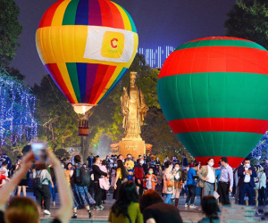 Ngàn người đổ về phố đi bộ Hồ Gươm ngắm khinh khí cầu khổng lồ