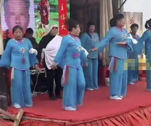 Con gái nhảy múa vui vẻ trong đám tang của bố ruột gây tranh cãi, biết sự thực ai nấy đều ngỡ ngàng