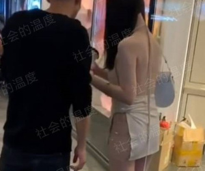 Mặc đồ hở hang 'như đóng khố' đi dạo phố, cô gái khiến người xung quanh chỉ dám cúi mặt