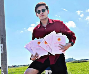 Một sao nam Vbiz gây choáng khi ôm xấp sổ đỏ nặng trĩu trên tay, dân mạng ghen tị: 'Đại gia đây rồi'