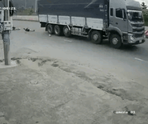 Rùng mình clip ghi lại khoảnh khắc tai nạn liên hoàn khiến gia đình 3 người thương vong