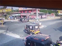 Tai nạn giữa ngã tư, chiếc xe ba bánh bỗng khiến chủ nhân khốn đốn như chơi trò đuổi bắt